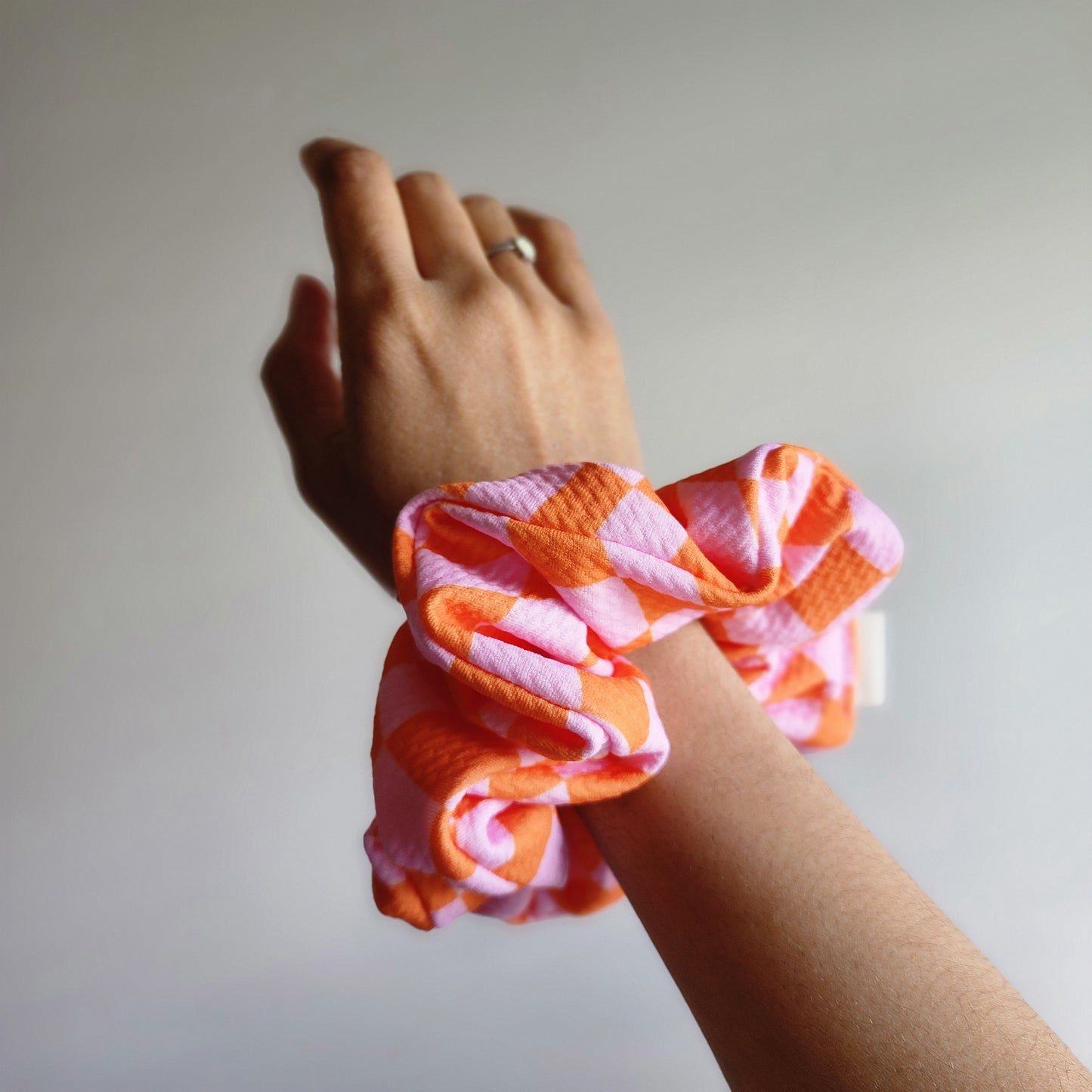XL racing checkered scrunchie (orange)